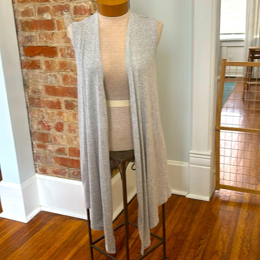 Ribbed sleeveless duster in grey